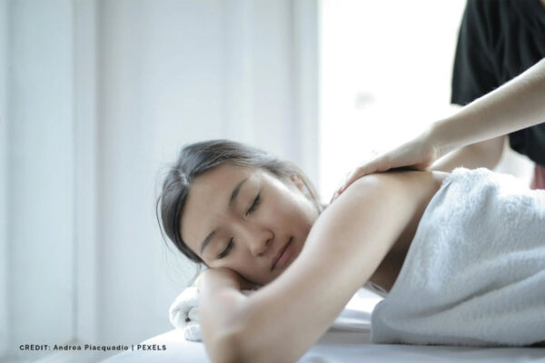 Massage-Guns-vs-Professional-Massage-Therapy-Do-They-Compare